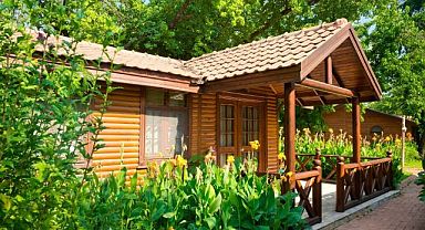 Orman İçerisinde Ahşap Evlerde Yaşam 