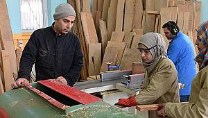Kadın Marangozlar Ahşap Oyuncak Üretiyor