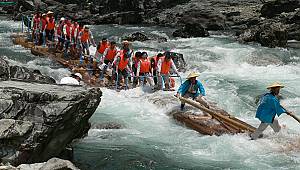 Japonlardan Keresteli Rafting Eğlencesi