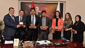 El Emeği Göz Nuru Ahşap Sandıklar Doktorlara Hediye Edildi