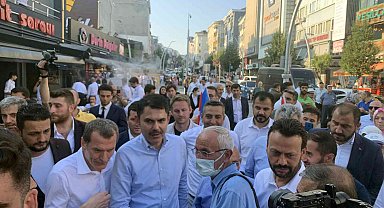 Bakan Kurum, Zeytinburnu'nda esnafı ziyareti etti, vatandaşlara aşure dağıttı