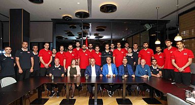 Dışişleri Bakanı Mevlüt Çavuşoğlu, Filenin Efeleri'ni ziyaret etti