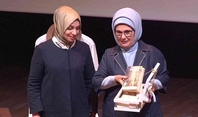 Emine Erdoğan: "İslamofobinin ve milli değerleri hedef alan küresel ideolojilerin karşısında duracak olan, sizlersiniz"