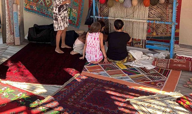 Yerel dokuma ürünleri turistlerin ilgisini çekiyor