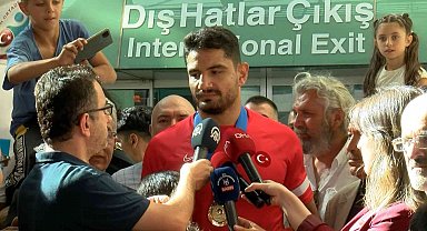 3.kez Dünya şampiyonu olan Taha Akgül'e coşkulu karşılama