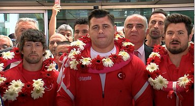 5. kez Dünya Şampiyonu olan Rıza Kayaalp'e coşkulu karşılama