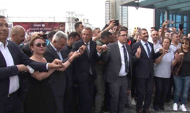 Ataşehir Belediyesi çalışanları yüzde 110'luk zammı başkanla halay çekerek kutladı
