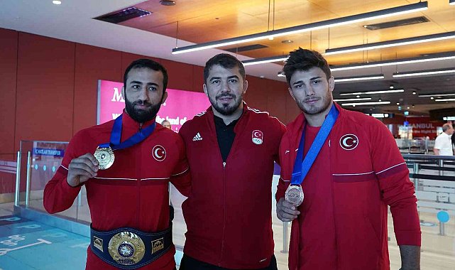 Dünya şampiyonu olan Grekoromen Milli Takımı Türkiye'ye döndü