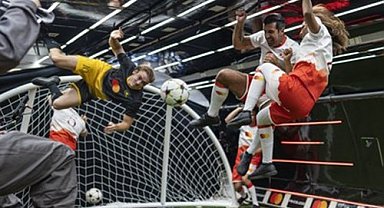 Efsane futbolcu Figo, yer çekimsiz ortamda futbol oynadı