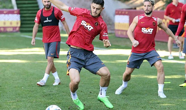 Galatasaray'da yeni futbolcular ilk antrenmanına çıktı
