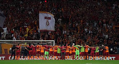 Galatasaraylı futbolcular ve Okan Buruk, galibiyeti taraftarlarla kutladı