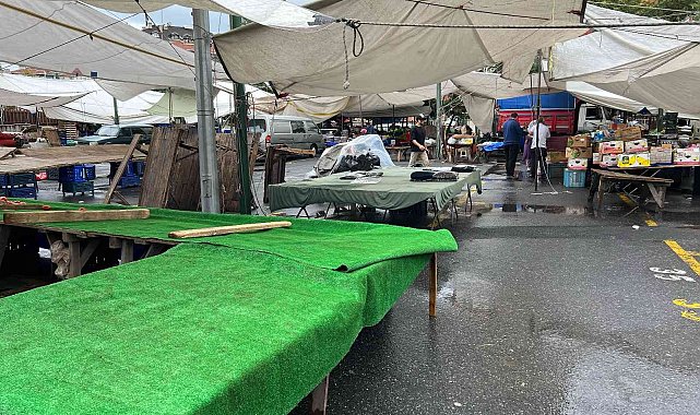 Yağmurlu havanın etkisiyle semt pazarları boş kaldı