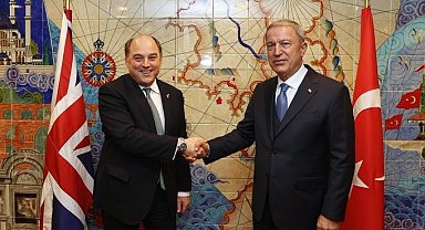Bakan Akar'dan İngiltere Savunma Bakanı Wallace'ye kutlama