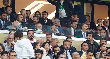 Bakan Kasapoğlu: "Futbolcular ve teknik ekibi gönülden kutluyorum"
