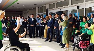 Bakan Kasapoğlu serebral palsili öğrencileri ziyaret etti