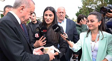 Cumhurbaşkanı Erdoğan, basın mensuplarına kandil simidi ikram etti