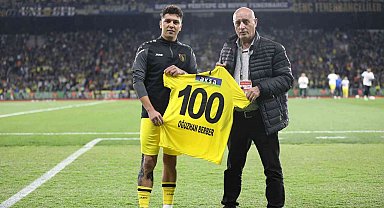 İstanbulspor ile 100. maçına çıkan Oğuzhan Berber'e plaket verildi