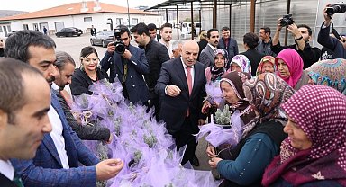Keçiören Belediye Başkanı Altınok, çiftçi kadınları çiçeklerle karşıladı