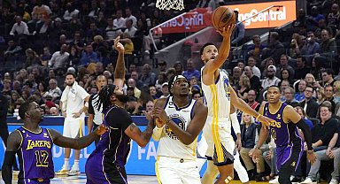 Son şampiyon Golden State Warriors galibiyetle başladı