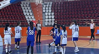 Veteran kadın basketbolcular, Amatör Spor Haftasında minik sporcularla buluştu