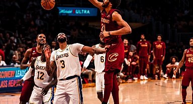 Cedi'li Cleveland, Lakers'ı devirdi