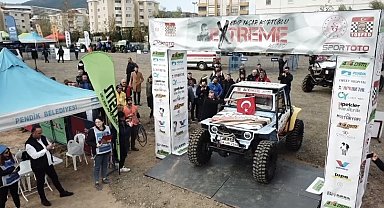 Dev arazi araçlarının engellerde yaşadığı zor anlar kamerada