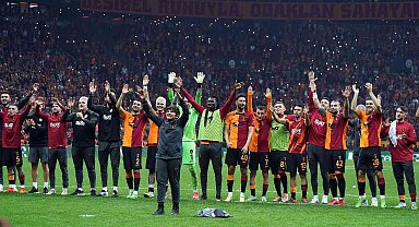 Galatasaraylı futbolcular, derbi galibiyetini taraftarlarla kutladı