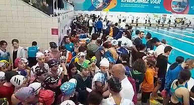 Minik yüzücülerin bölge müsabakaları 15 saat sürdü!