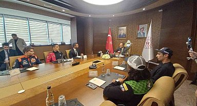 Bakan Kasapoğlu, dünya şampiyonu milli motosikletçileri ağırladı