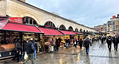 Eminönü'nde kuruyemişler yılbaşı öncesi tezgahları süsledi