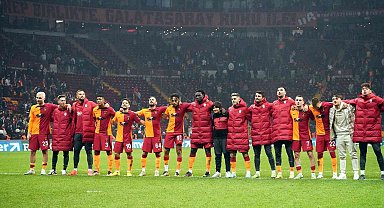 Galatasaraylı futbolcular liderliği taraftarla kutladı