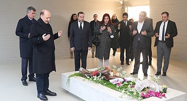 Bakan Bilgin, Denktaş ve Küçük'ün anıt mezarlarını ziyaret etti