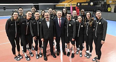 Bakan Kasapoğlu ile Guidetti, Kars'tan gelen kız voleybolcularla buluştu