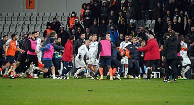 Başakşehir - Adana Demirspor maç sonu saha karıştı
