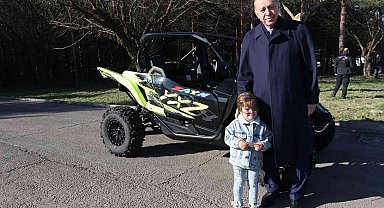 Cumhurbaşkanı Erdoğan elini öpen minik Zayn'a elini öperek karşılık verdi
