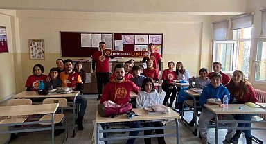 Galatasaray taraftarları köy çocuklarını sevindirdi
