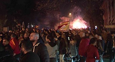 Galatasaraylı taraftarlar, takımlarını coşkuyla karşıladı
