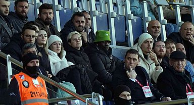Mbaye Diagne, Haliç derbisini tribünden takip ediyor