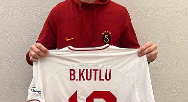 Berkan Kutlu, depremzedeler için milli takım formasını bağışladı