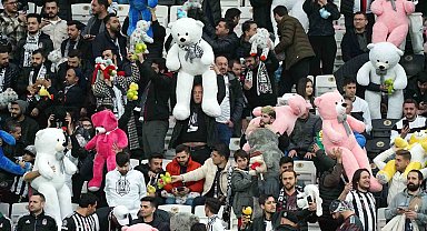 Beşiktaş tribünlerinden oyuncak yağmuru