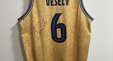 Bogdan Bogdanovic ve Jan Vesely'nin formaları destek için satışta