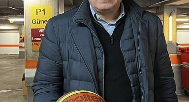 Ekrem Memnun, şampiyonluk topunu depremzedeler için bağışladı
