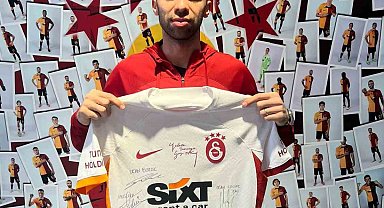 Emre Taşdemir, Fatih Karagümrük maçında gol attığı formayı depremzedeler için bağışladı