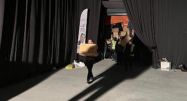Erden Timur ve Kerem Aktürkoğlu, yardım çalışmalarına destek oldu