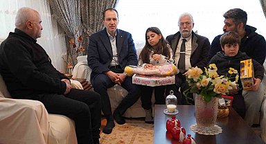 Fatih Erbakan, Ankara'da evlere yerleştirilen depremzedeleri ziyaret etti
