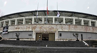 Fenerbahçe ve Beşiktaş, stat ve tesislerinin bayraklarını yarıya indirdi