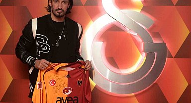 Hasan Kabze, depremzedeler için formasını bağışladı