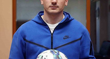 Kerem Aktürkoğlu, hat-trick yaptığı maçtaki topu depremzedeler için bağışladı