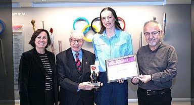 Milli voleybolcu Eda Erdem Dündar, Şeref Diploması ödülünü aldı