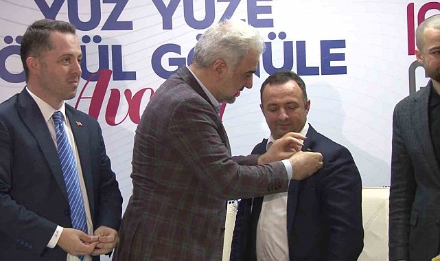 Avcılar'da Gelecek Partisinden AK Parti'ye katılanlar için rozet takma töreni yapıldı